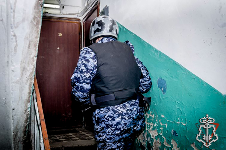 Новокузнечанка обратилась за помощью к росгвардейцам из-за агрессивного сожителя