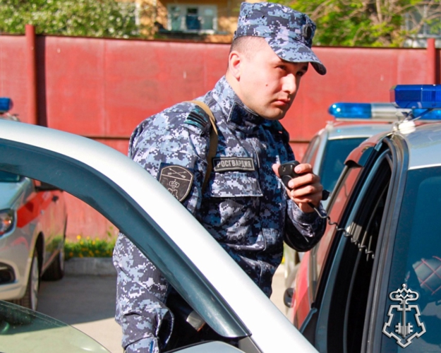 Росгвардейцы в Междуреченске защитили работницу заведения от угроз агрессивного посетителя