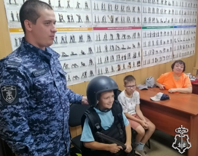 Росгвардейцы провели для детей экскурсию в рамках всероссийской акции