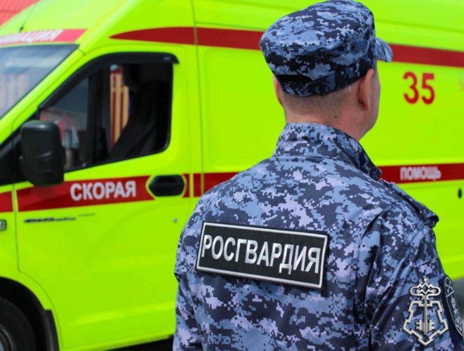 Росгвардейцы помогли медикам оказать помощь пенсионерке, задержав дебоширку, мешавшую фельдшерам