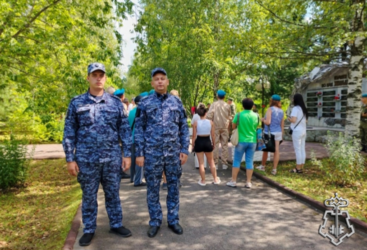 Сотрудники Росгвардии обеспечили безопасность граждан в День ВДВ в городах Кузбасса