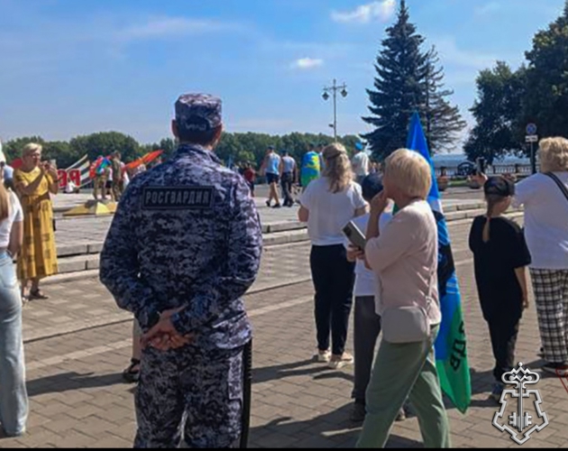 Сотрудники Росгвардии обеспечили безопасность граждан в День ВДВ в городах Кузбасса