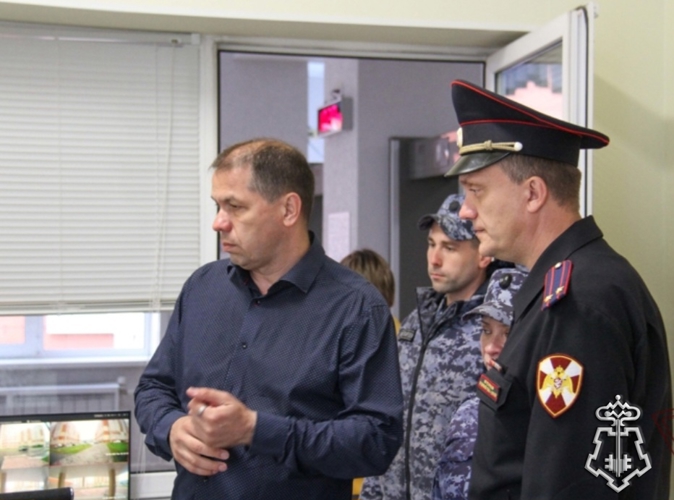 Росгвардия усиливает меры безопасности в школах Кузбасса в преддверии учебного года