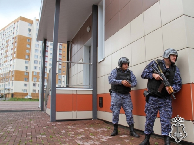Росгвардия усиливает меры безопасности в школах Кузбасса в преддверии учебного года