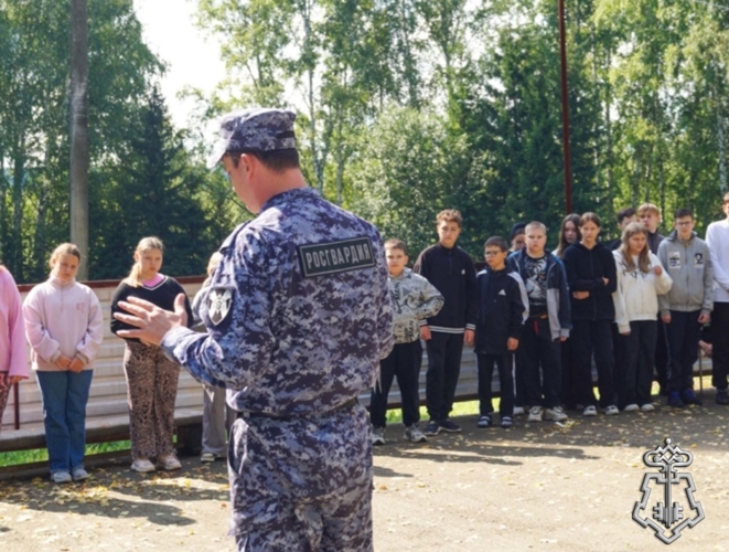 Сотрудник Росгвардии провёл занятие по вопросам безопасности для детей в детском лагере