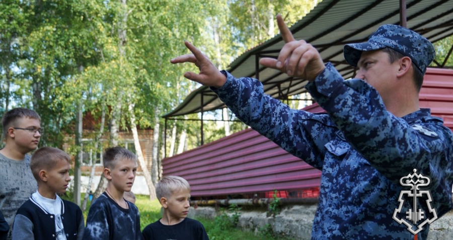 Сотрудник Росгвардии провёл занятие по вопросам безопасности для детей в детском лагере