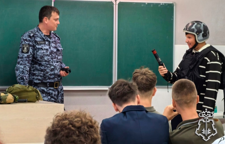 Сотрудник Росгвардии провёл урок безопасности и профориентации для девятиклассников