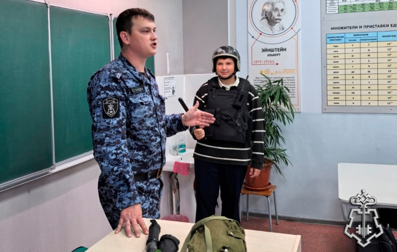 Сотрудник Росгвардии провёл урок безопасности и профориентации для девятиклассников