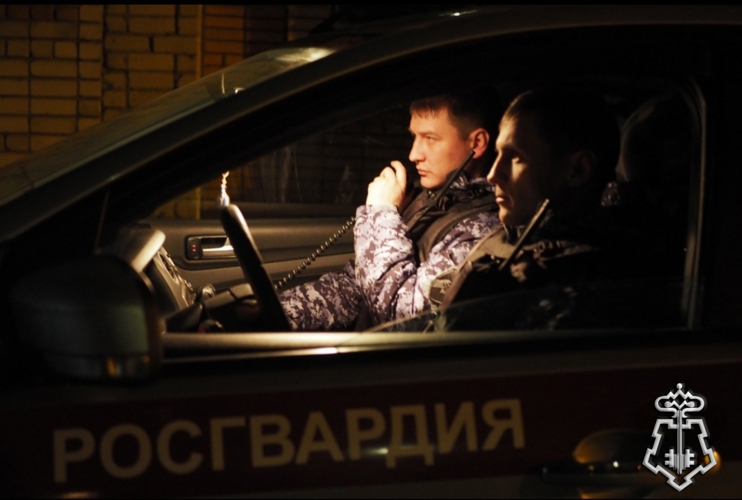 Росгвардейцы задержали мужчину, который пытался похитить товар, спрятав его в свою коробку