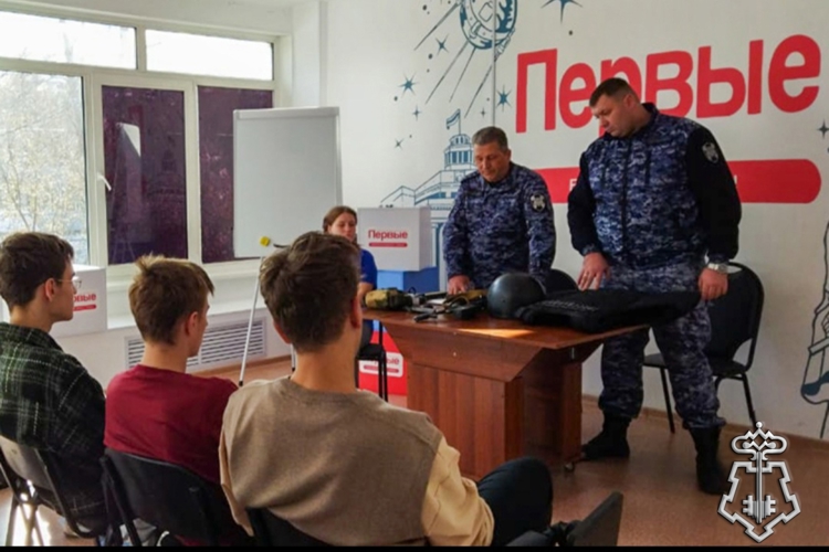 Росгвардейцы провели профориентационную встречу со школьниками в рамках проекта «Классные встречи»
