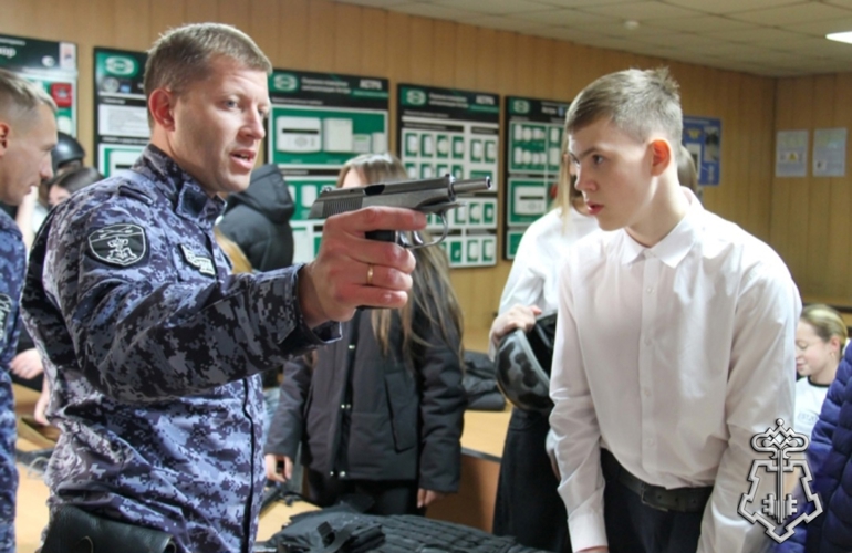 Росгвардейцы провели день открытых дверей для участников «Движение Первых»