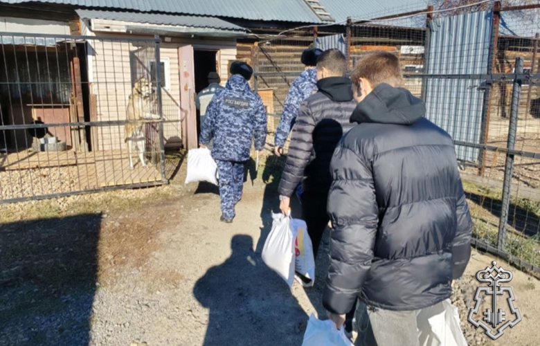 Юргинские росгвардейцы передали помощь в приют для животных