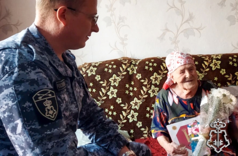 Росгвардейцы поздравили труженицу тыла с 104-летием в Кузбассе