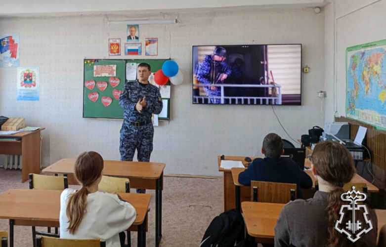 Росгвардейцы из Анжеро-Судженска провели для школьников урок мужества