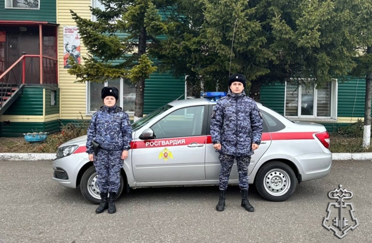 Росгвардейцы оказали помощь мужчине, потерявшему сознание на улице