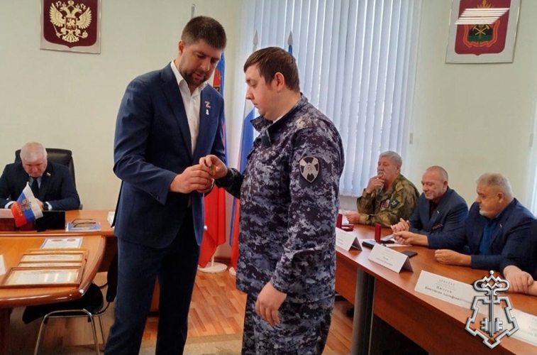 В Киселёвске наградили сотрудника Росгвардии за вклад в поддержку участников СВО