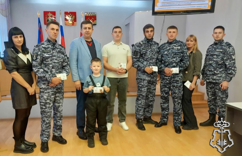 Гурьевские росгвардейцы со своими детьми удостоены золотых знаков отличия ГТО