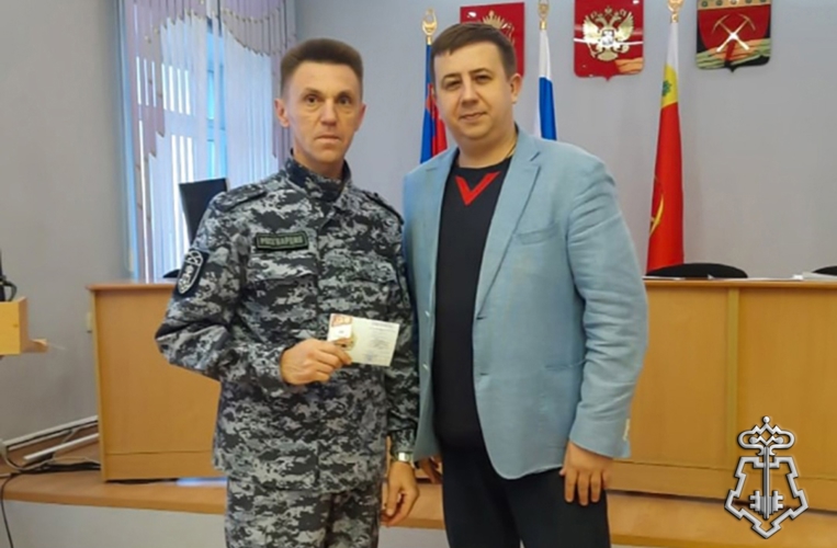 Гурьевские росгвардейцы со своими детьми удостоены золотых знаков отличия ГТО