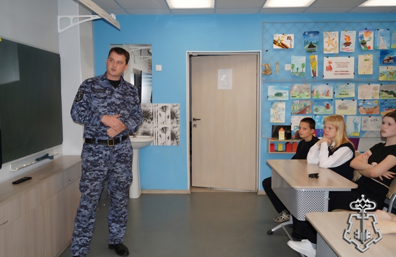 Росгвардеец рассказал анжеросудженским школьникам о службе и безопасности
