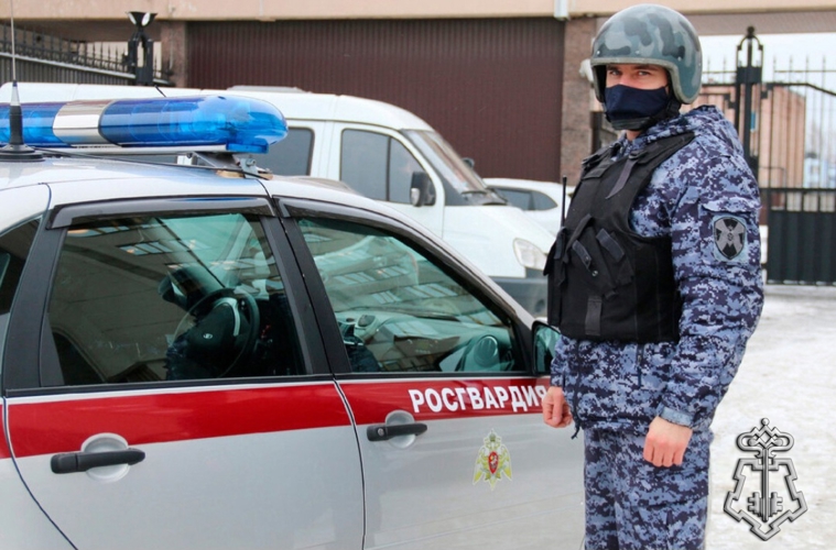Росгвардейцы обезвредили мужчину с ножом в Новокузнецке