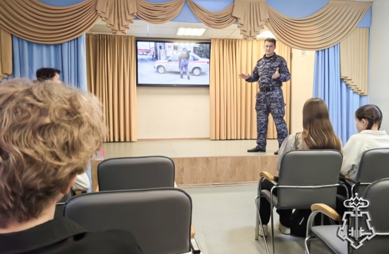 Росгвардеец встретился с кузбасскими школьниками, чтобы рассказать о службе