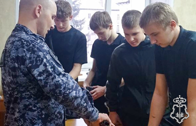 Киселёвским школьникам показали службу вневедомственной охраны Росгвардии изнутри