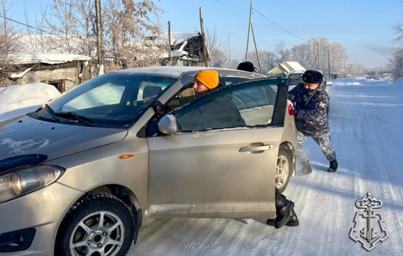 Росгвардейцы помогли на морозе автомобилисту, попавшему в сложную дорожную ситуацию 