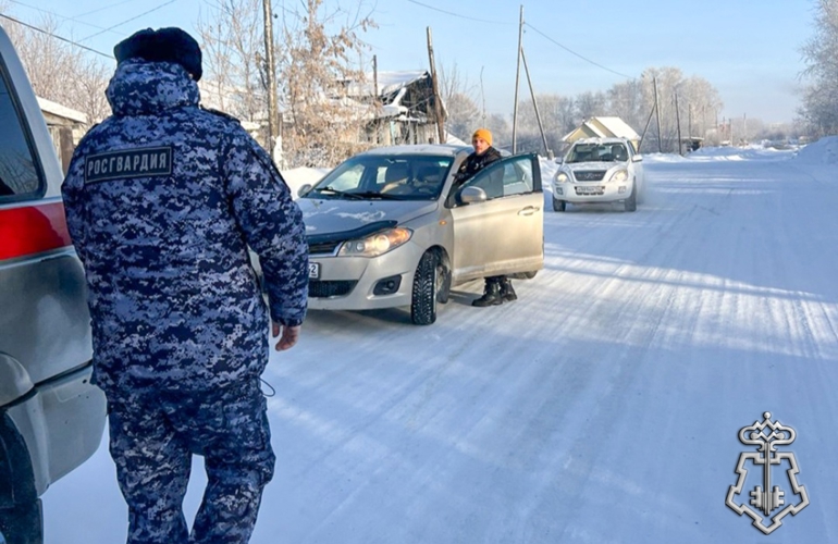 Росгвардейцы помогли на морозе автомобилисту, попавшему в сложную дорожную ситуацию 