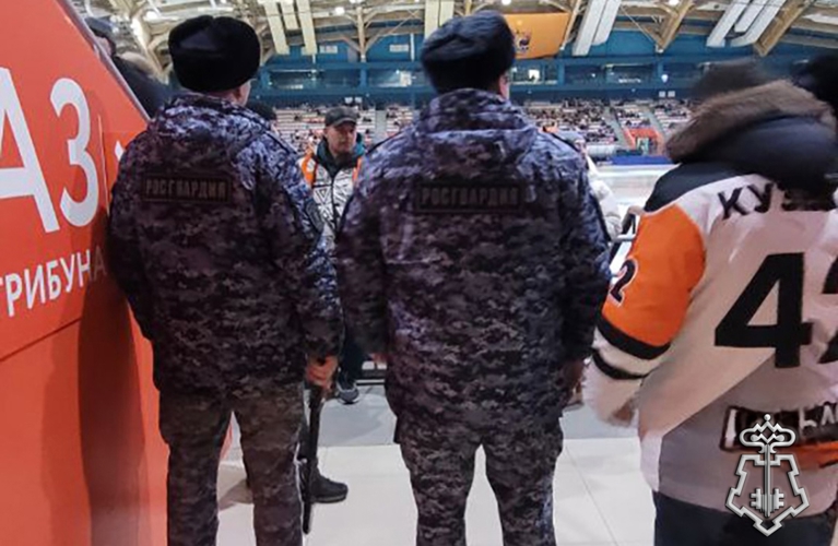 Росгвардейцы обеспечили безопасность спортсменов и зрителей во время матча Чемпионата России по хоккею с мячом