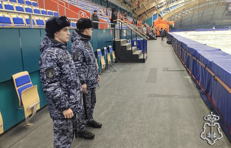 Росгвардейцы обеспечили безопасность матча чемпионата России по хоккею с мячом в Кемерове