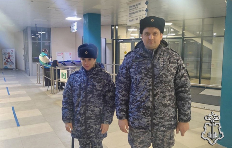 Росгвардейцы обеспечили безопасность матча чемпионата России по хоккею с мячом в Кемерове
