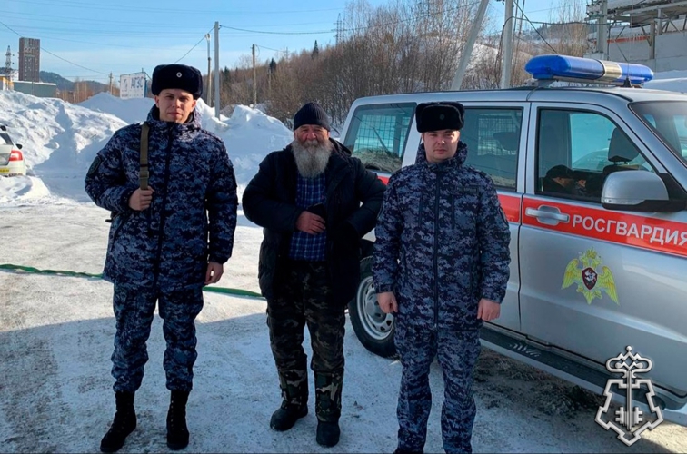 Росгвардейцы оказали помощь пожилому автомобилисту на железнодорожном переезде