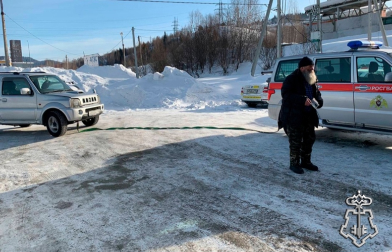 Росгвардейцы оказали помощь пожилому автомобилисту на железнодорожном переезде