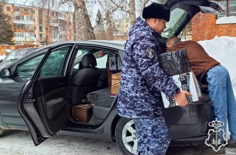Росгвардейцы Кузбасса оказали содействие волонтерам в формировании гуманитарного груза