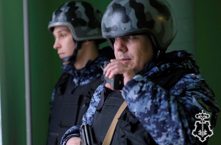 Росгвардейцы задержали молодого человека, пытавшегося проникнуть в торговую точку и повредившего такси