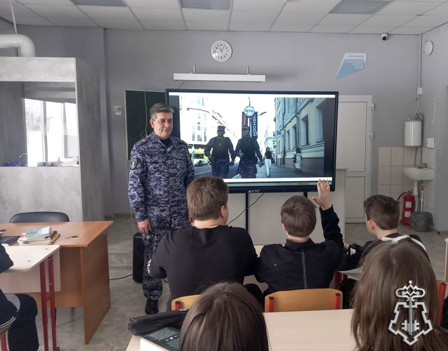 Офицер Росгвардии провел урок мужества для школьников по случаю 10-летия ведомства