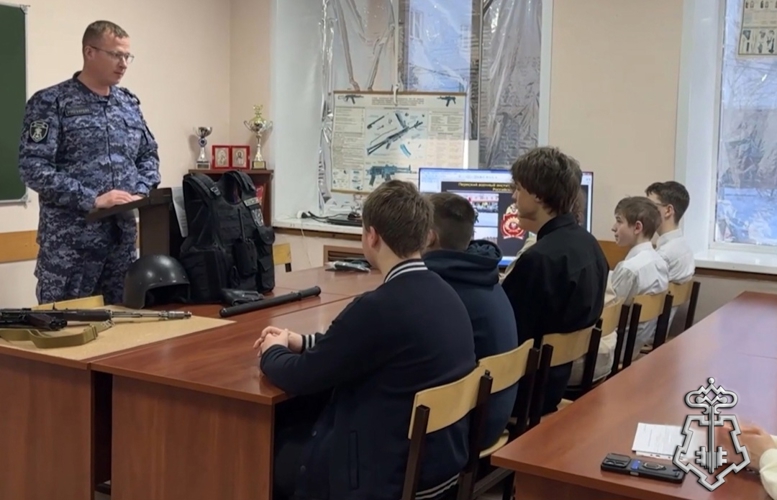Росгвардейцы провели для школьников экскурсию в рамках праздничной акции «Росгвардия – детям»