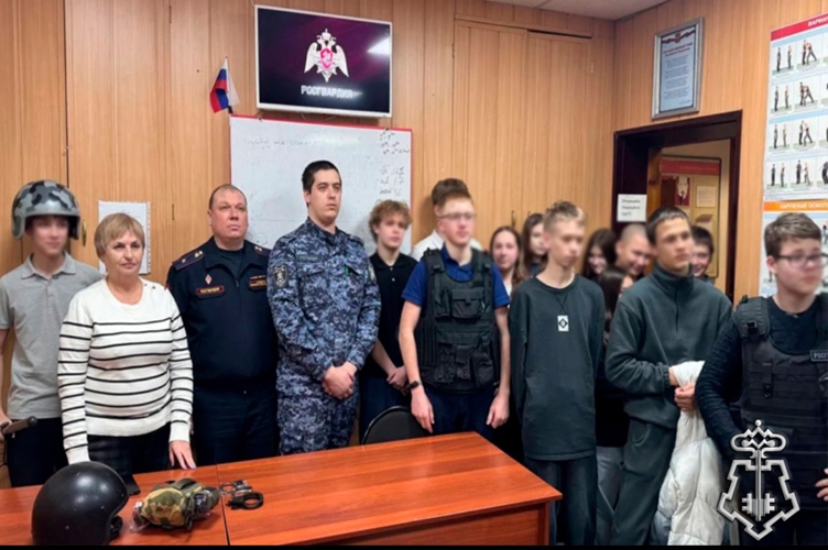 В Таштаголе Росгвардия провела день открытых дверей для подростков из группы риска