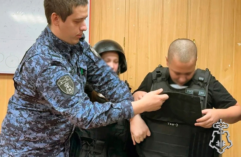 В Таштаголе Росгвардия провела день открытых дверей для подростков из группы риска