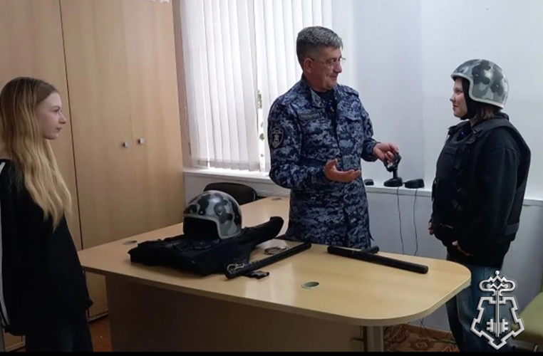 Росгвардейцы провели профориентационную встречу с кузбасскими школьниками в честь Дня Росгвардии
