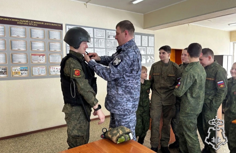 Росгвардейские наставники встретились со школьниками в честь юбилейных дат войск правопорядка