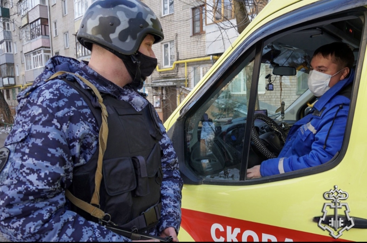 В Кузбассе под защиту Росгвардии переданы новые кареты скорой помощи