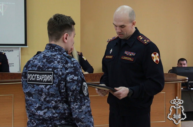 В Кемерове наградили сотрудников Росгвардии, которые обезвредили виновника в тяжком преступлении