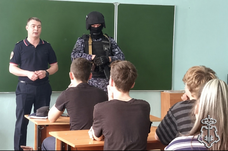 Росгвардейцы рассказали школьникам о важности своей службы в рамках юбилейных дат ведомства