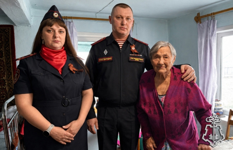 В Кузбассе сотрудники Росгвардии поздравили ветеранов Великой Отечественной войны и тружеников тыла