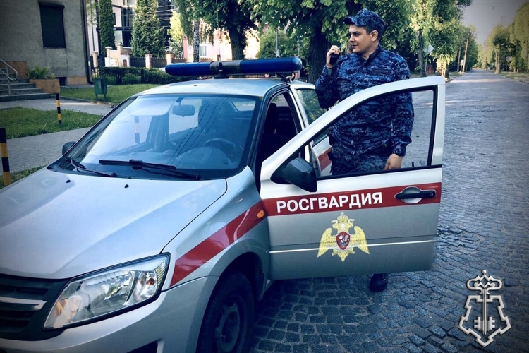 Кемеровские росгвардейцы задержали похитителя алкоголя из супермаркета 