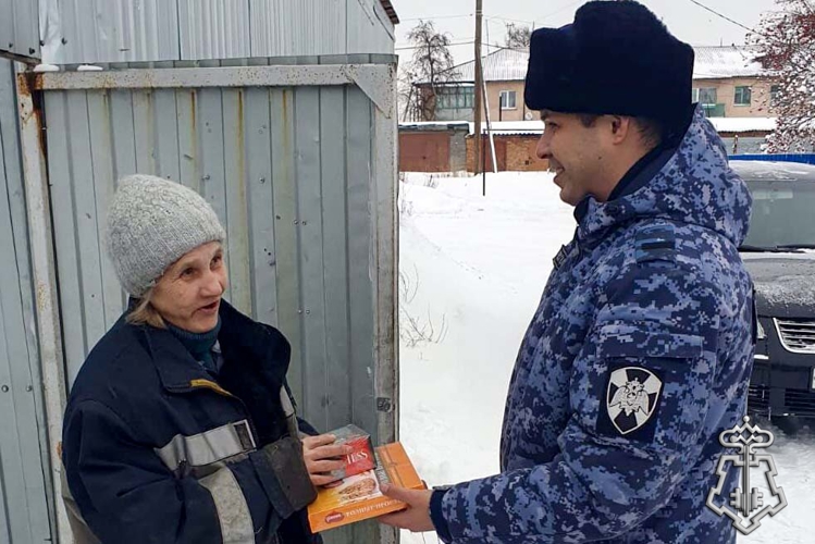 От патрульного маршрута к вольерам: героями рубрики «Знай наших!» стали юргинские росгвардейцы, которые помогают приютам для бездомных животных