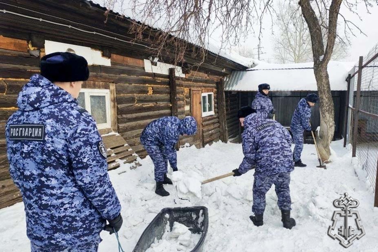 От патрульного маршрута к вольерам: героями рубрики «Знай наших!» стали юргинские росгвардейцы, которые помогают приютам для бездомных животных