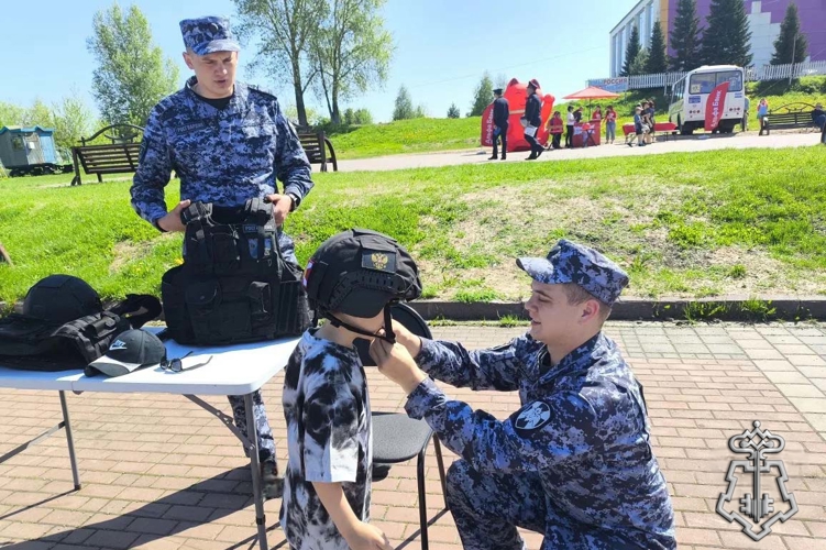 В Кузбассе Росгвардия подарила детям праздник в честь Дня защиты детей