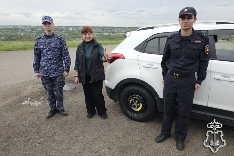 Стражи правопорядка помогли автомобилистке из Киселевска в затруднительной дорожной ситуации